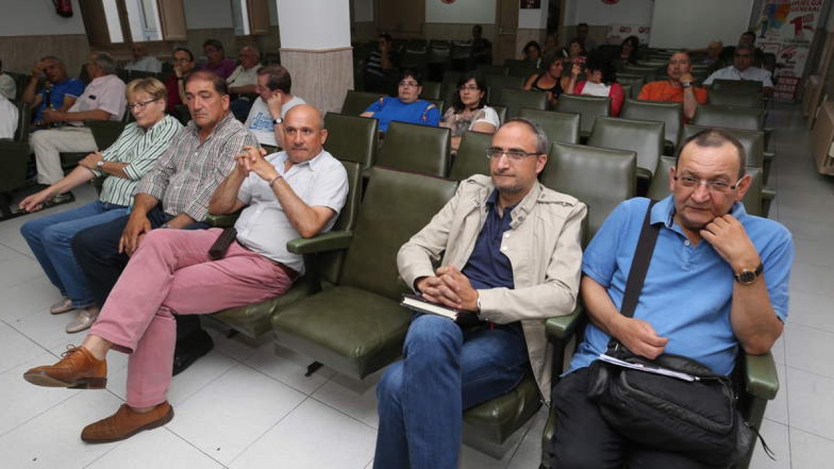 La asamblea de militantes del PSOE se celebró en la sede de UGT de Ponferrada. L. DE LA MATA
