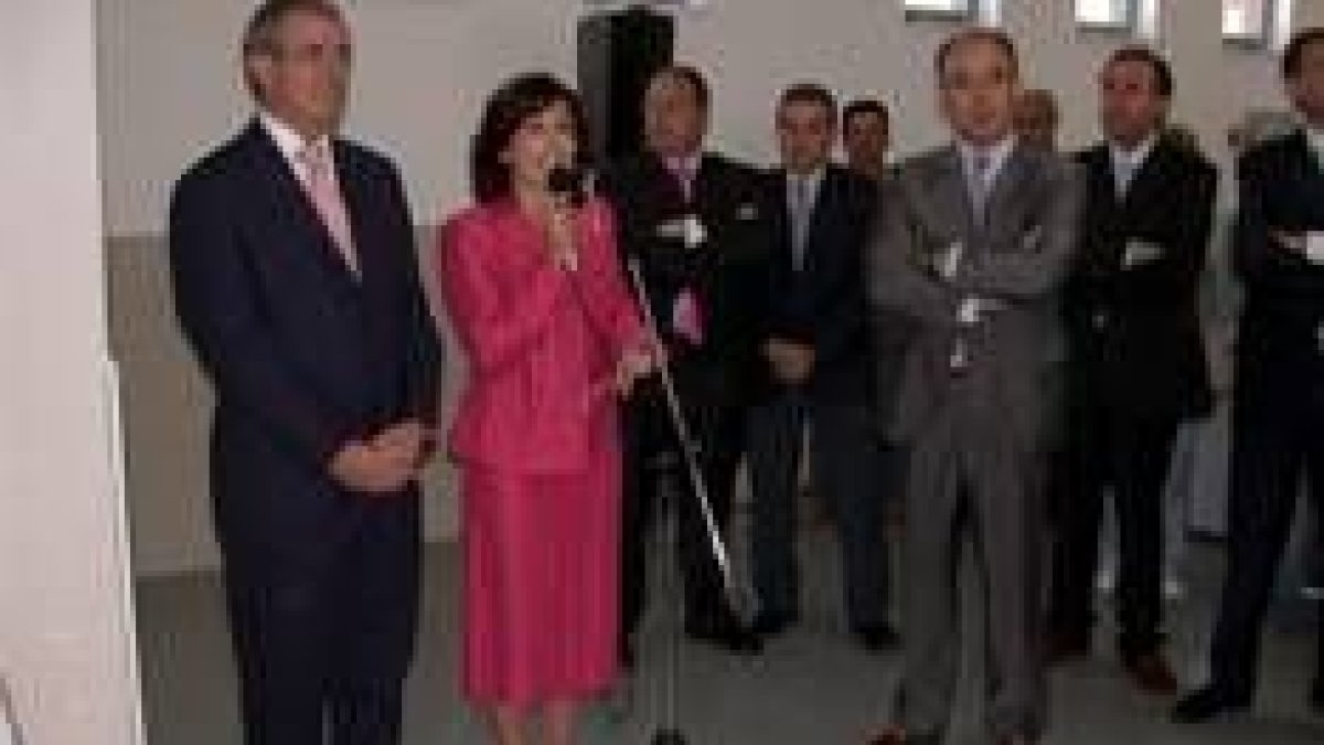 Álvarez Guisasola y Ana Rosa Sopeña, junto a otras autoridades, en el acto de inauguración oficial