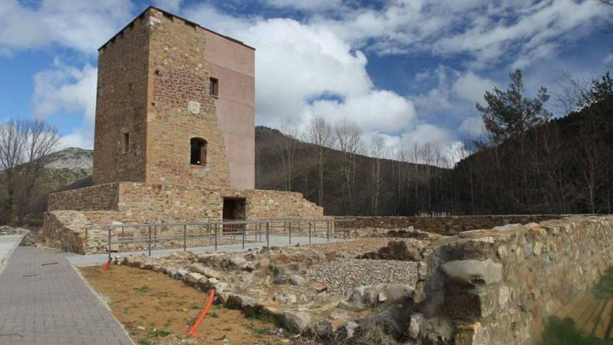 El torreón de los Tovar, ya rehabilitado, espera ser centro cinegético del Parque Regional de Picos de Europa.
