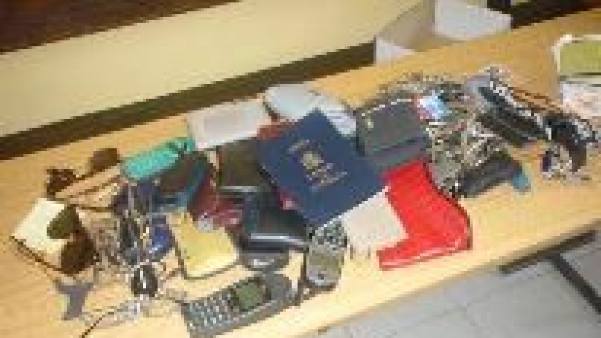 Una gran diversidad de objetos perdidos son almacenados en la comisaría local de Ponferrada