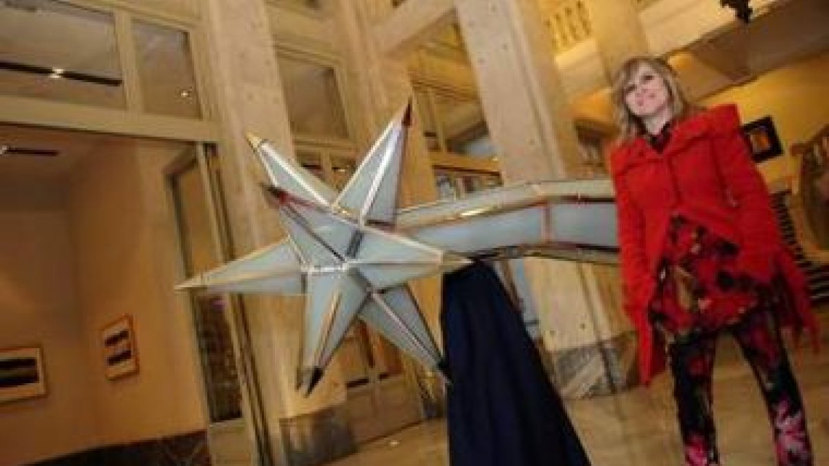 María Lafuente, junto a la estrella de Navidad diseñada para Madrid.