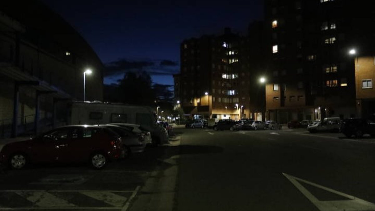 Los vecinos, como el caso del Polígono 10, se quejan de la escasa iluminación de la ciudad mientras el recibo sube. MARCIANO PÉREZ