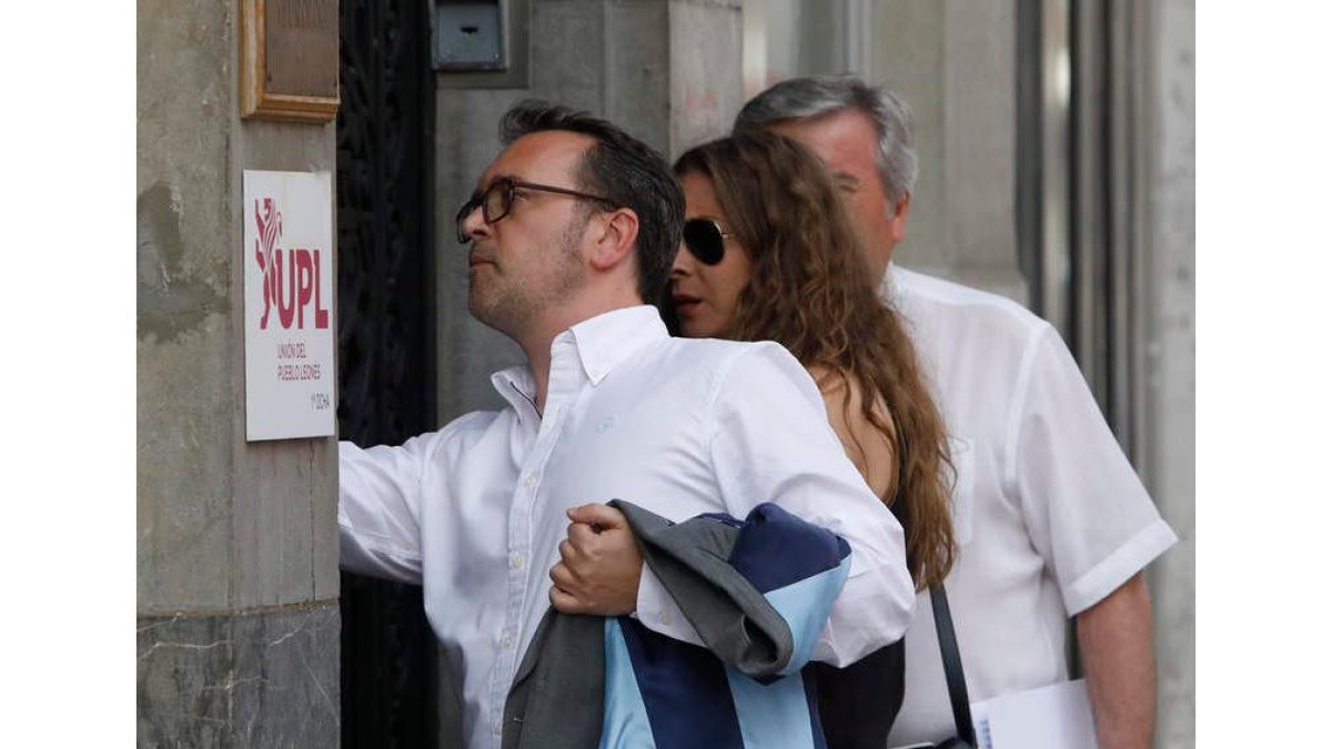 Ricardo Gavilanes, Ester Muñoz y Raúl Valcarce, la comisión del PP, ayer al llegar a UPL. FERNANDO OTERO