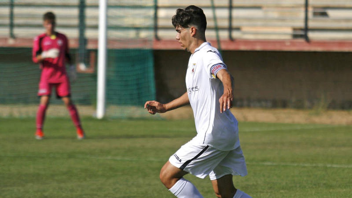 El defensa peñista Celada se hace con el control del balón. F. ALONSO PERANDONES