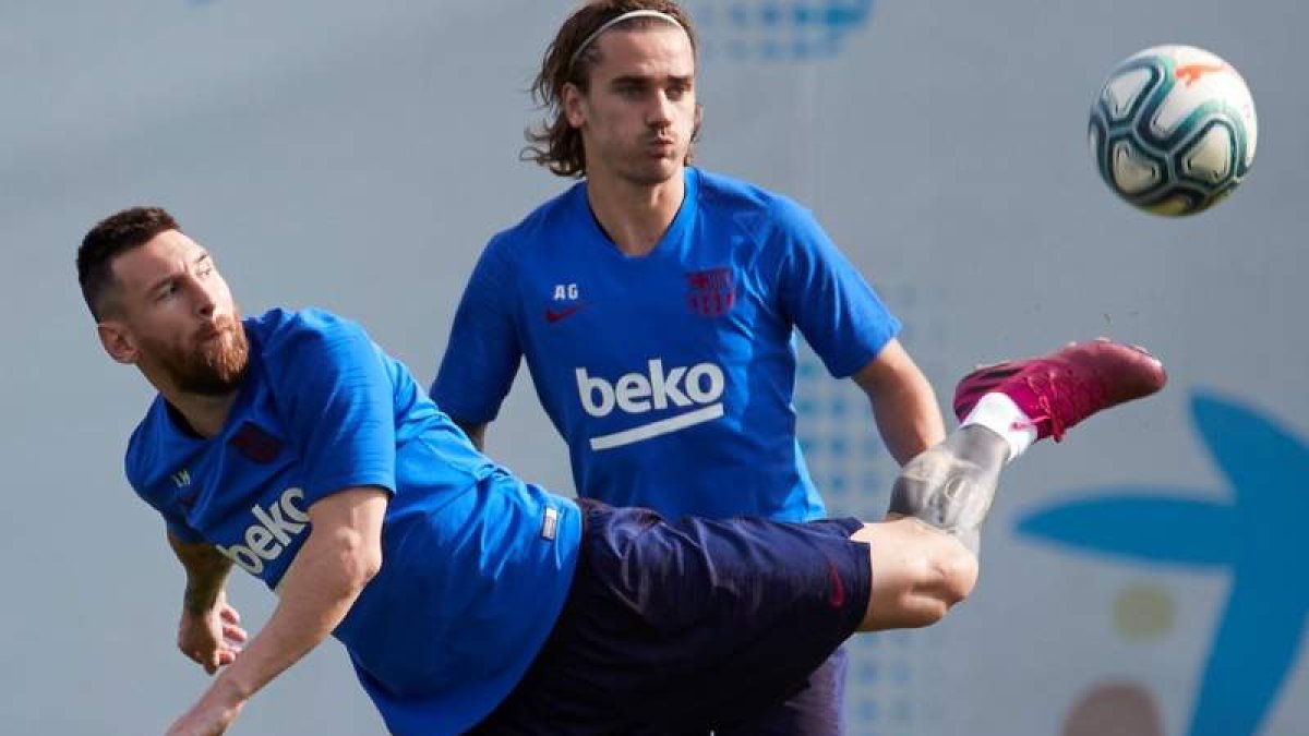 Leo Messi y Antoine Griezmann durante el entrenamiento. A. GARCÍA
