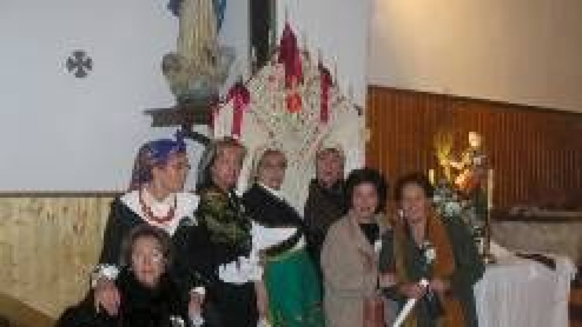 Las mujeres de Robledo posan junto al ramo de Santa Águeda