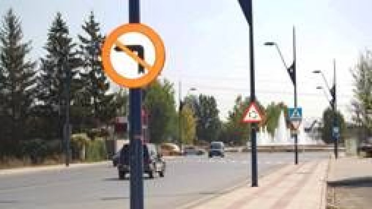 Señalización en una de las nuevas rotondas del municipio, la que da acceso al Ayuntamiento