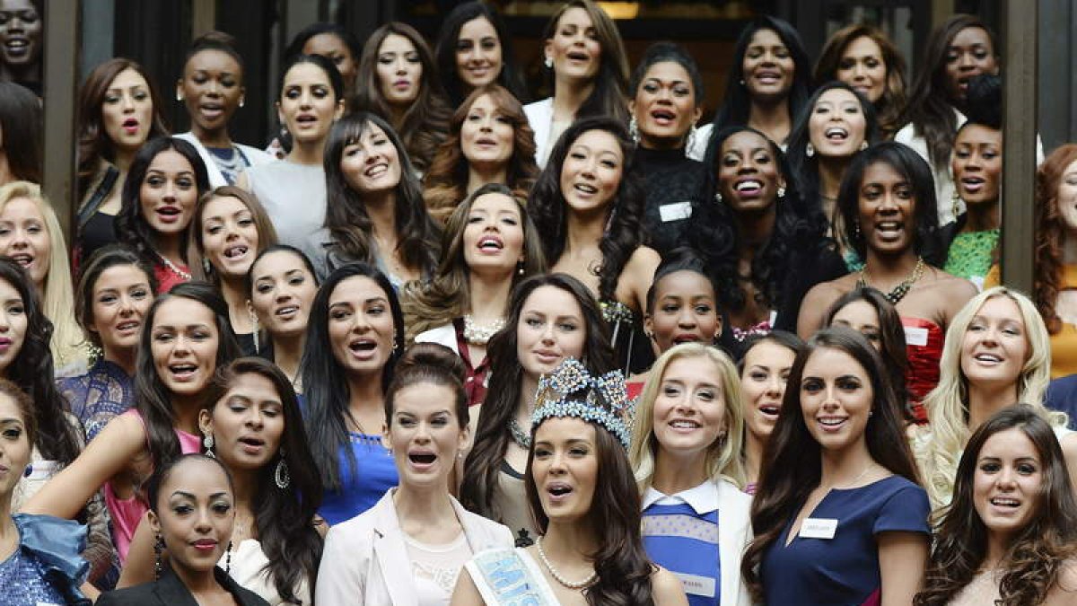 La actual Miss Mundo, Megan Young, posa con las candidatas al título 2014 durante una sesión de fotos en Londres.