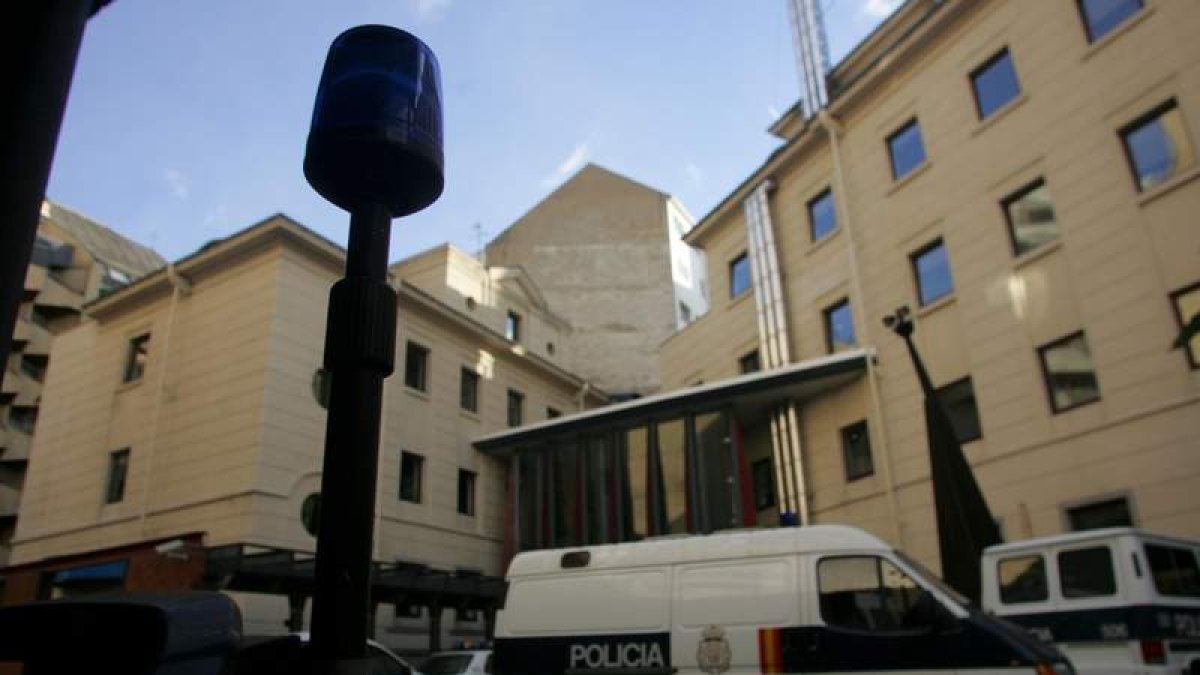 Fachada de la Comisaría de Policía Nacional de León.