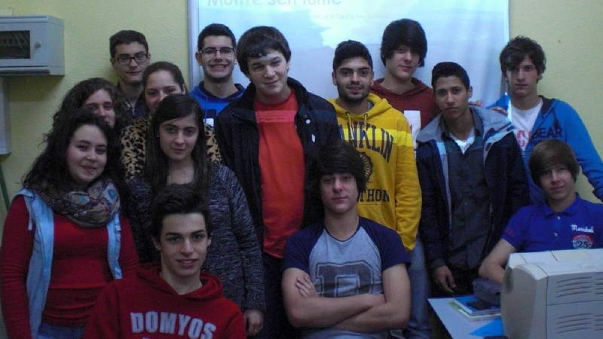 El profesor Luis Vázquez ha dirigido las tareas del conjunto de alumnos que, cada uno en un apartado, han logrado desarrollar la aplicación.