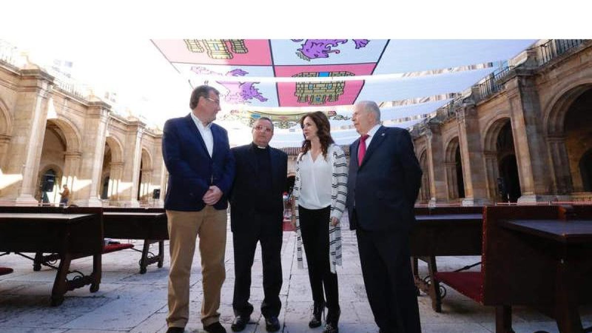 Silvia Clemente, presidenta de las Cortes, con el procurador del Común, Javier Amoedo (d), el abad de San Isidoro, Francisco Rodríguez y el alcalde, Antonio Silván. RAMIRO