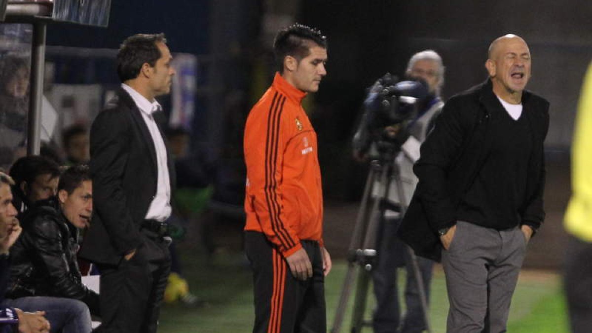Claudio Barragán, a la derecha, da órdenes a sus jugadores mientras su colega Sergi Barjuán sigue el juego de los suyos.