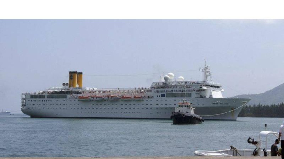 El 'Costa Allegra', escoltado por guardacostas, llega a la isla de Mahe, en las Seychelles, este jueves.