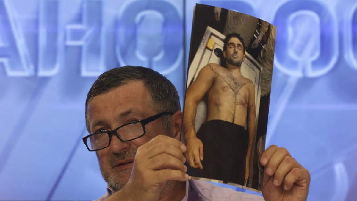 Abdulbaki Todashev, padre de Ibragim Todashev, muestra una foto de su hijo.