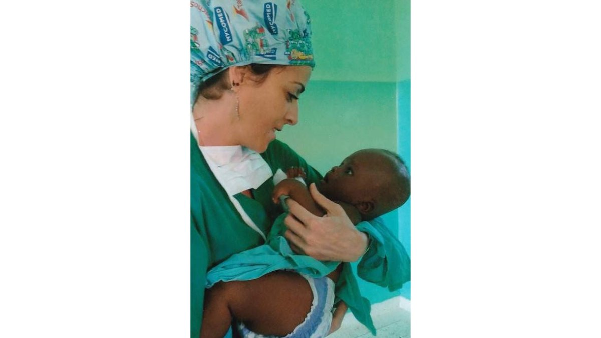 Ana María Álvarez, con una niña de Tanzania. DL