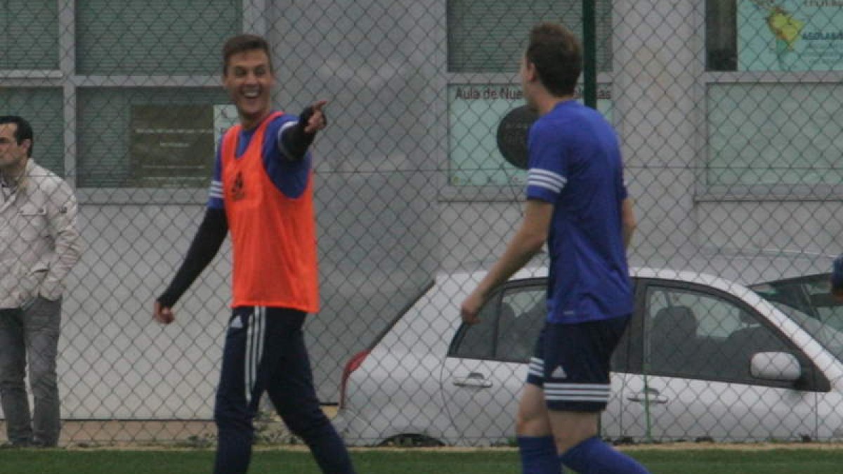 Adán bromea con un compañero en el entrenamiento celebrado ayer en el Anexo
