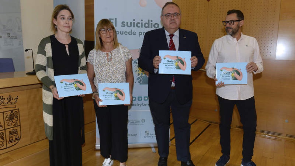Presentación de la Guía de prevención del suicidio, ayer en Valladolid. NACHO GALLEGO