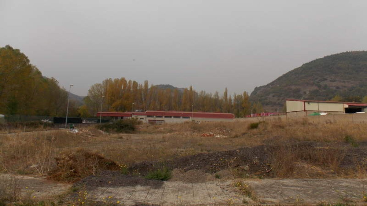 Parcela fijada por el PP para el parque en La Pola de Gordón. DL
