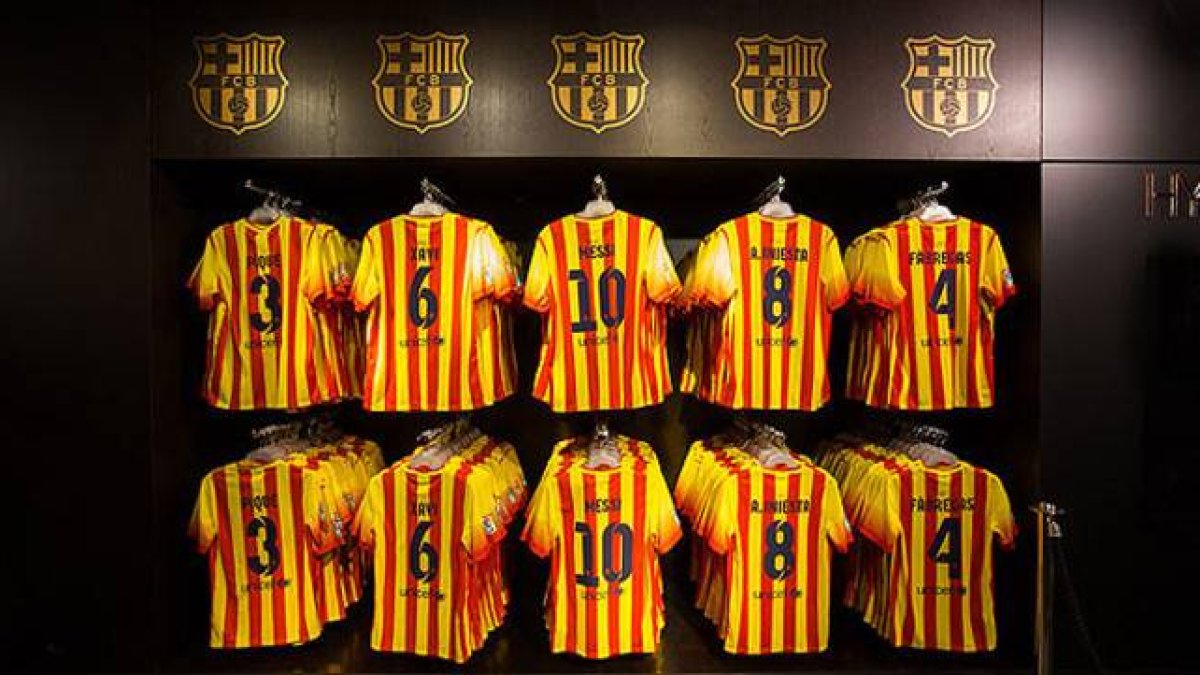Camisetas del Barça con la 'senyera', en la tienda del club.