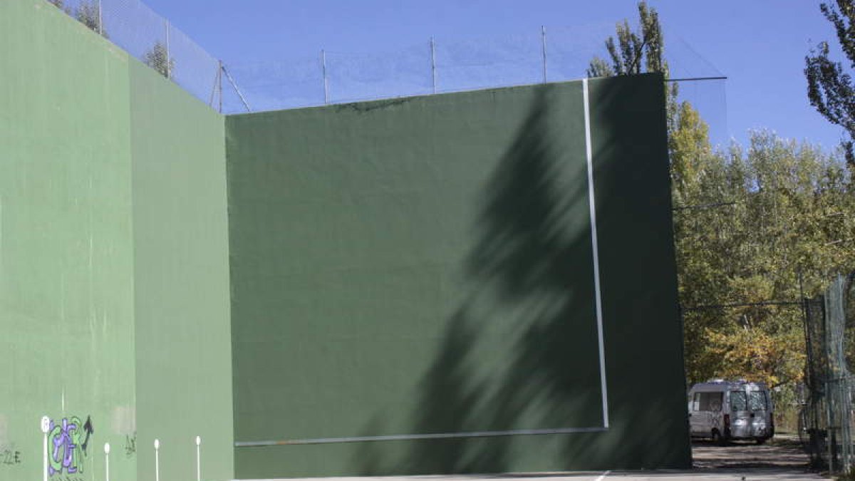 Frontón municipal de Riaño. CAMPOS