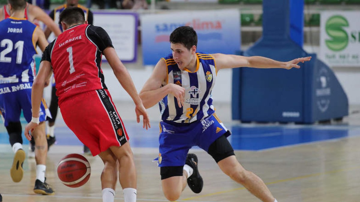 El Clínica Ponferrada sigue en racha positiva de resultados. L. DE LA MATA