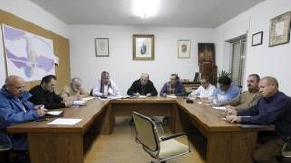 El nuevo concejal socialista, Carlos del Valle (segundo por la izquierda), tomó posesión en el pleno