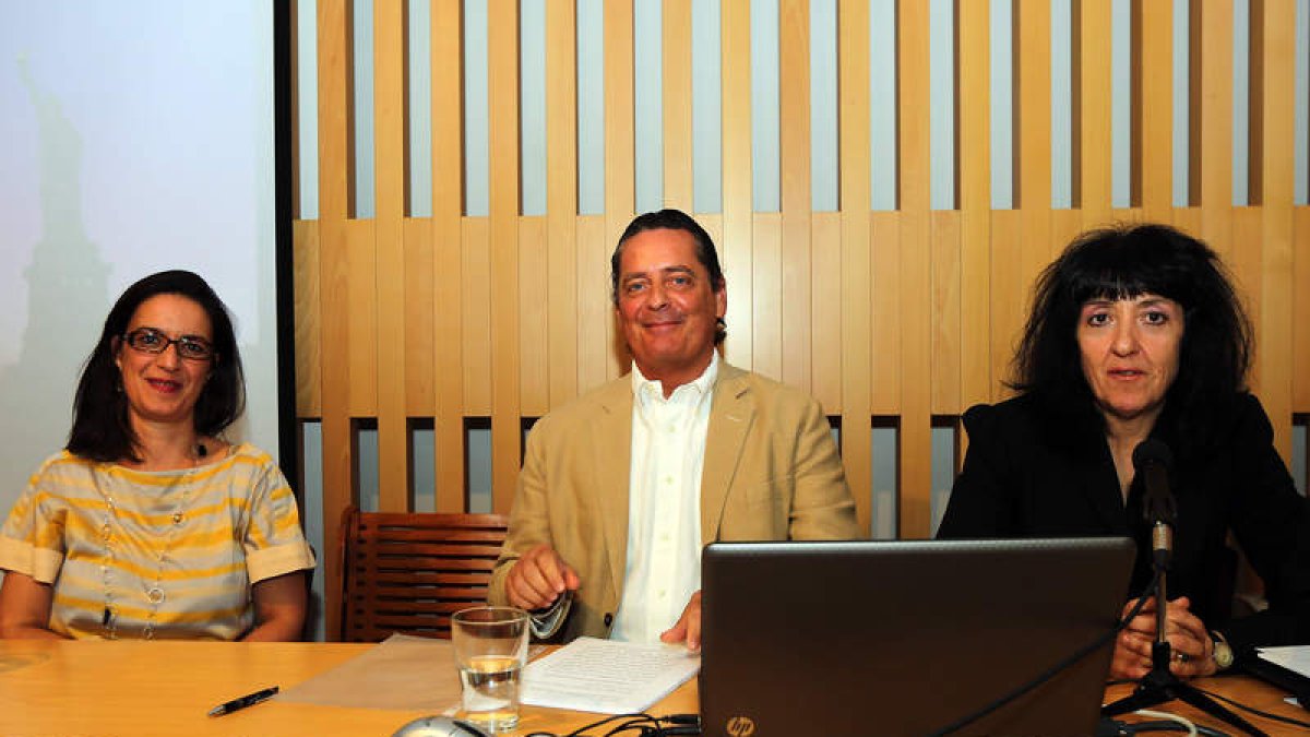 El profesor de la Universidad de La Laguna Dan Fyfe, ayer en la conferencia del congreso de Ficción Criminal