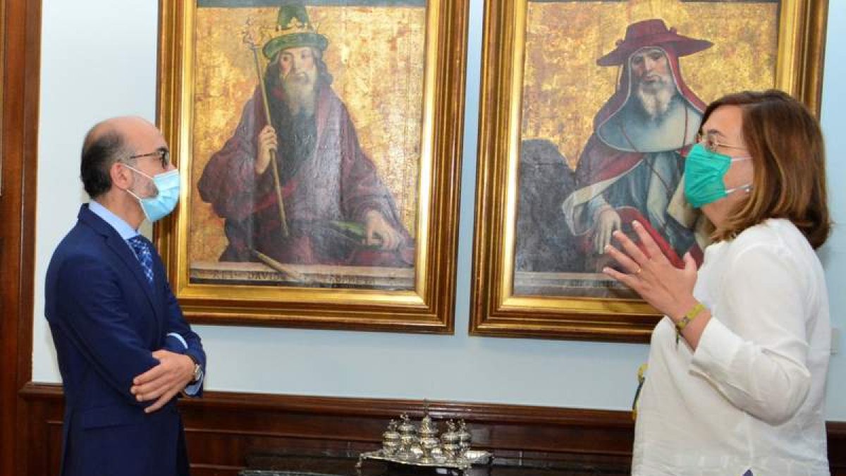 Ángeles Armisén muestra unas pinturas de Berruguete al consejero de Cultura de Castilla y León. A. ÁLVAREZ