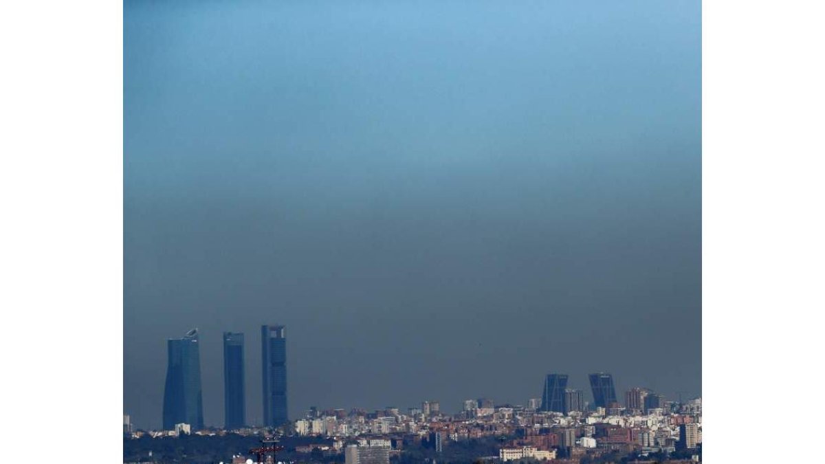 Vista de Madrid con el parque empresarial de las Cuatro Torres. JUAN CARLOS HIDALGO