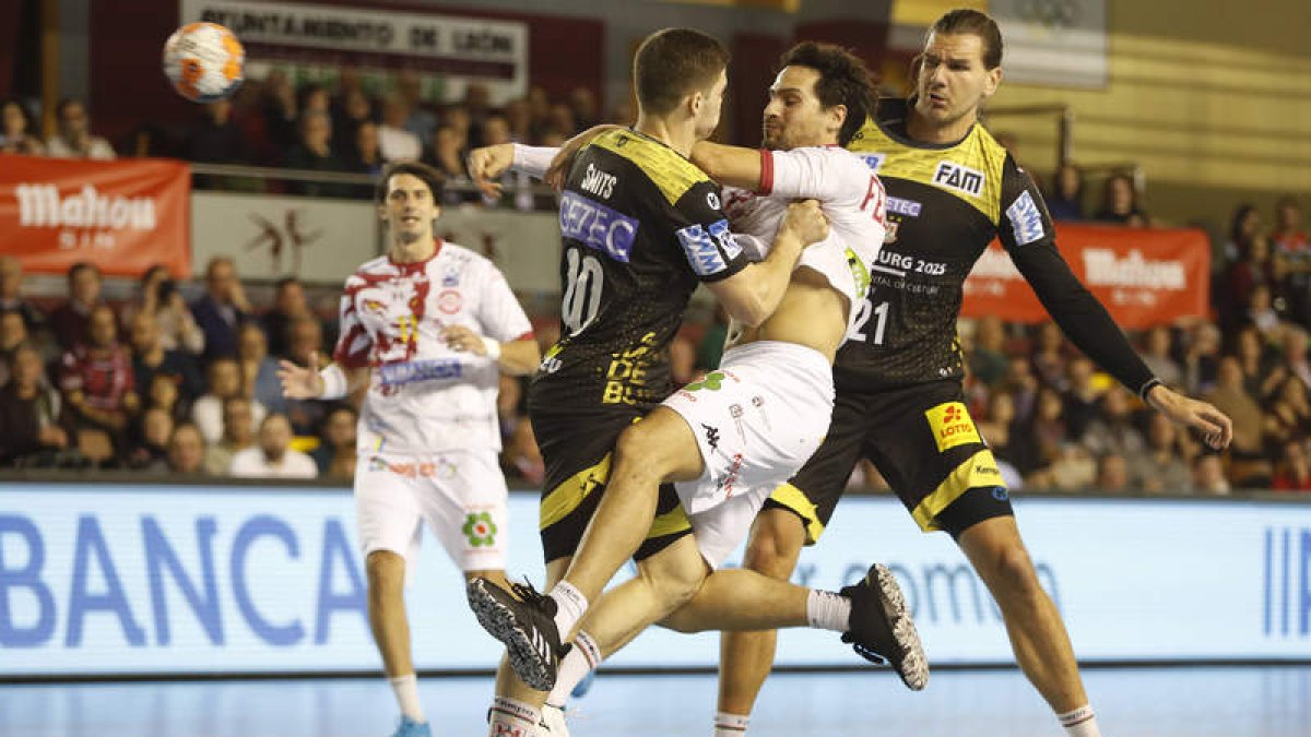 Erwin Feuchtmann dispara a portería en el partido que el Abanca Ademar disputó frente al Magdeburg en León.