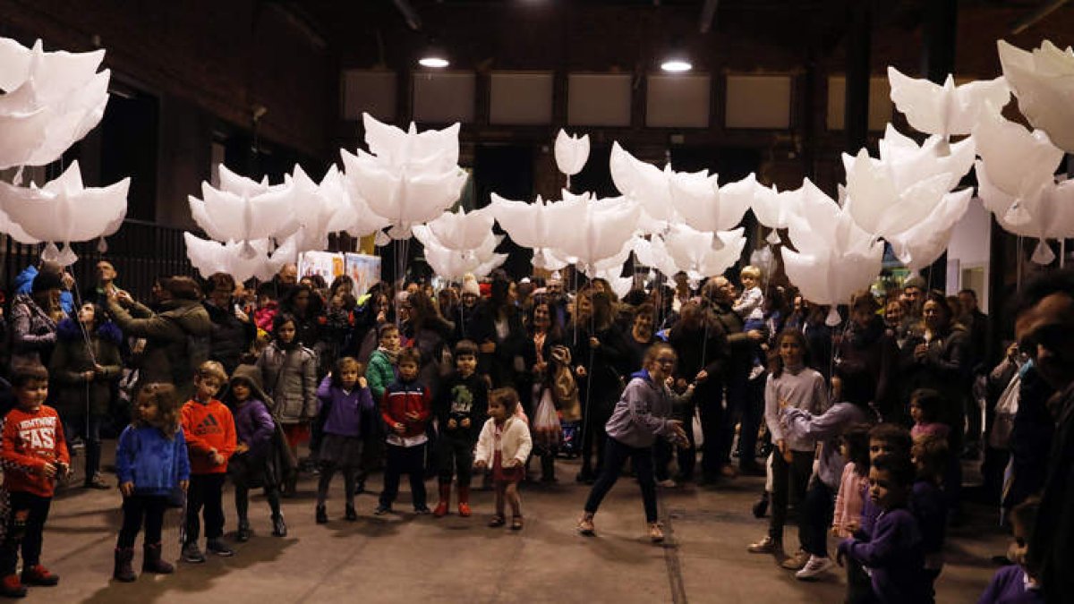 Niños y niñas de León en Espacio Vías sueltan globos de papel en el Día Internacional de la Infancia. MARCIANO PÉREZ