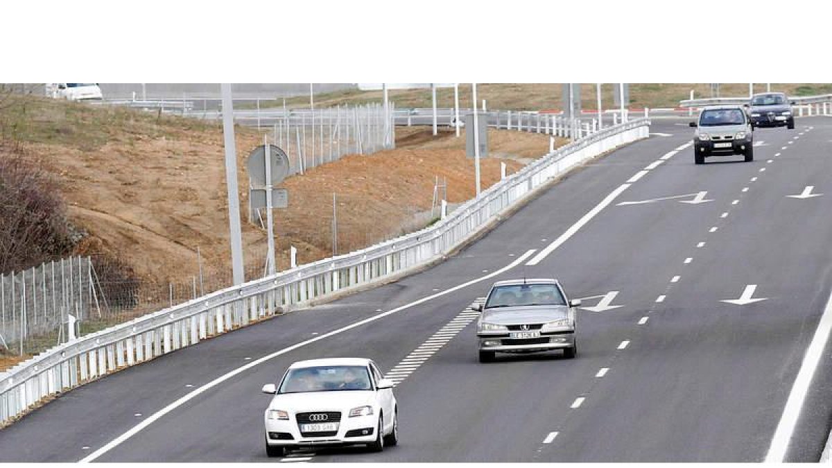 Imagen ayer de parte del trazado del acceso sur, con el tráfico de sus primeros vehículos.