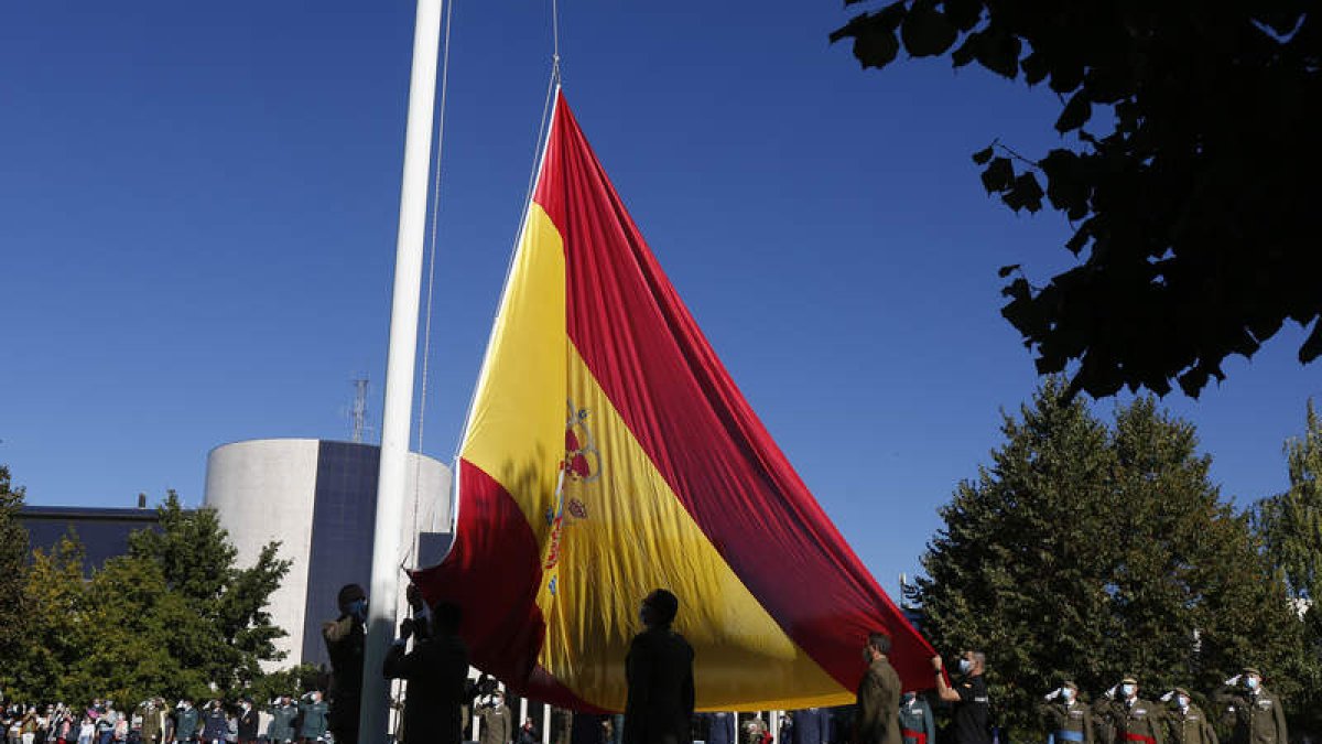 Momento del izado de la nueva bandera. FERNANDO OTERO