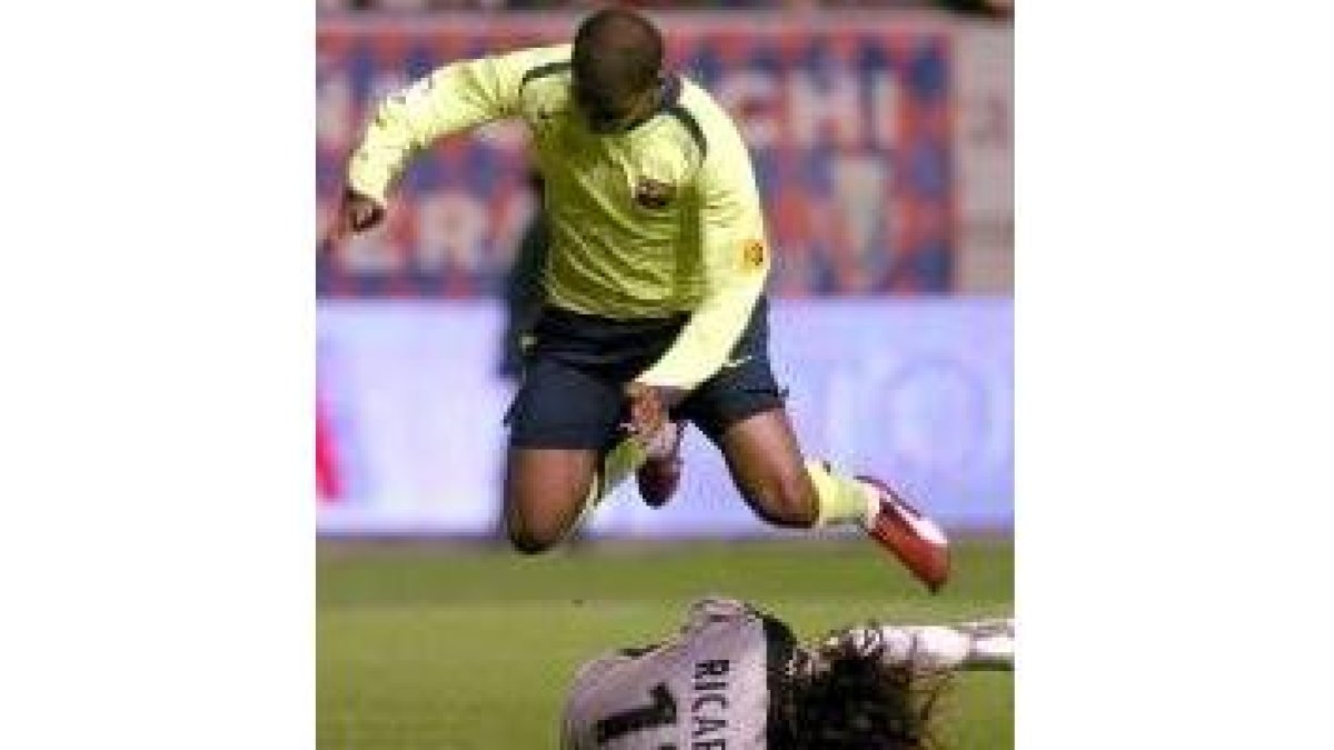 Eto'o salta sobre Ricardo durante el partido Osasuna-Barcelona
