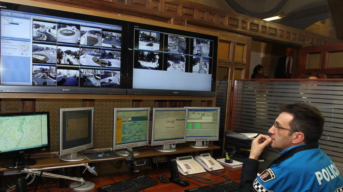 La sala del sistema de videovigilancia de tráfico y seguridad vial del Ayuntamiento.