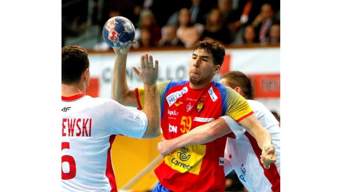 Alex Dujshebaev busca la portería de Polonia tras rebasar la defensa de Przemyslaw Krajewski. SALVADOR SAS