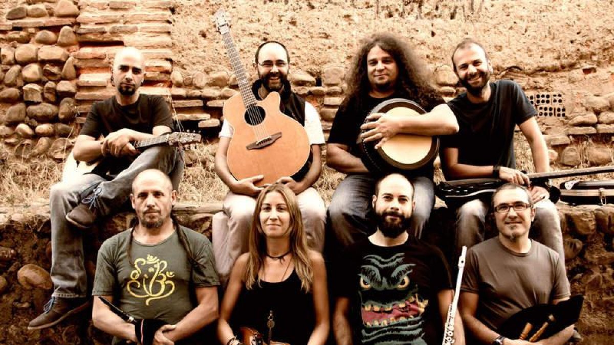 La actuación del grupo Sog forma parte de la jornada festiva organizada por los 75 años de Collado Jermoso. DL