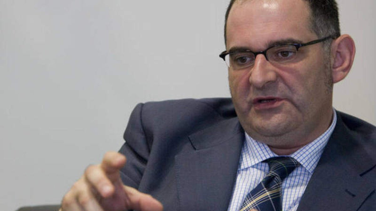 Antón Losada analizará las amenazas contra los servicios públicos esta tarde en León.