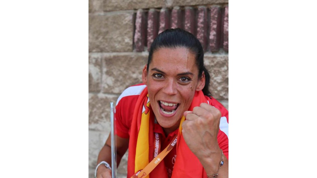 Raquel Caño, exultante a su llegada a León, con su oro y su trofeo como mejor ala del Mundial. SARA CAMPOS