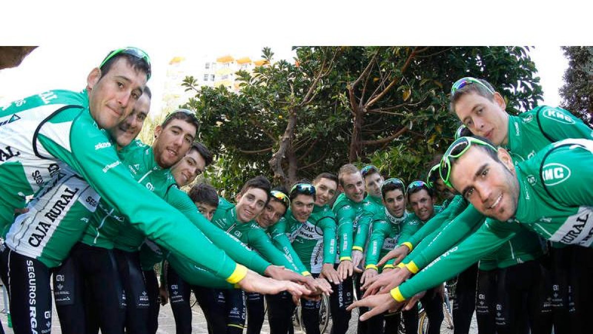 Benito, cuarto por la izquierda junto a sus compañeros del Caja Rural en Benidorm.