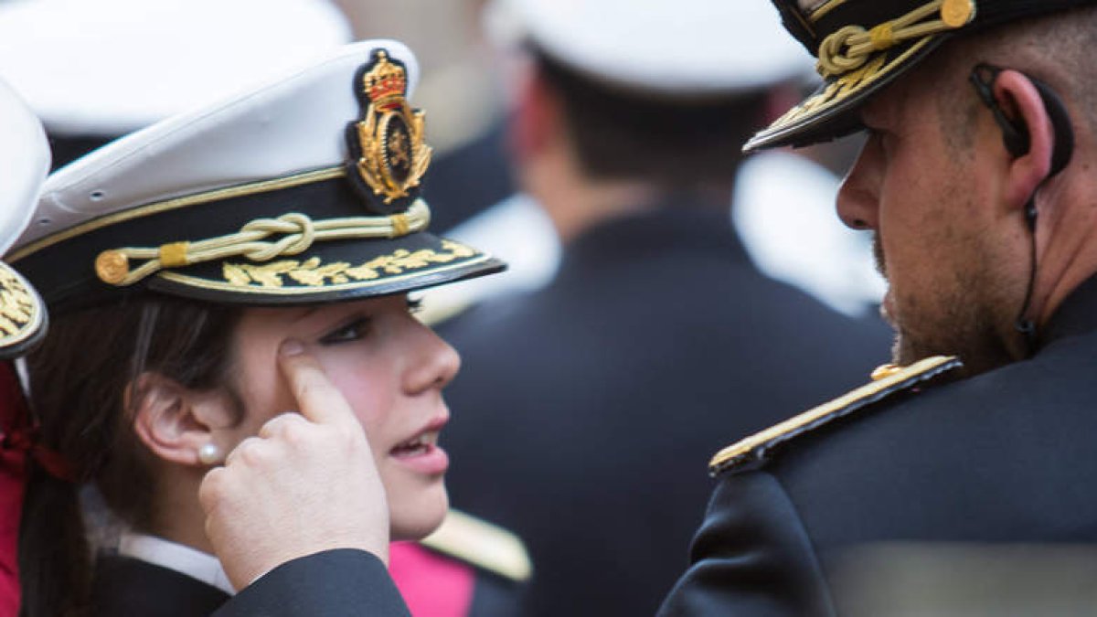Dos integrantes de la Banda de Cornetas y Tambores del Santísimo Cristo de la Victoria, durante una de las últimas actuaciones de este grupo. FERNANDO GONZÁLEZ