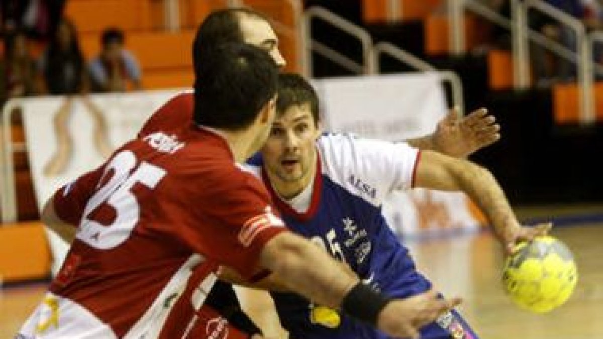 El central serbio Dalibor Cutura volvió a ser un quebradero de cabeza para la defensa rival, en la i