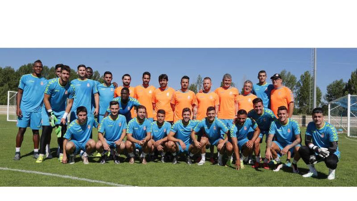 Foto de familia de la plantilla y cuerpo técnico antes de comenzar el primer entrenamiento de la temporada en Puente Castro. SECUNDINO PÉREZ