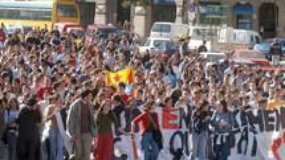 Unos 400 estudiantes de secundaria se manifestaron ayer por las calles de Gerona