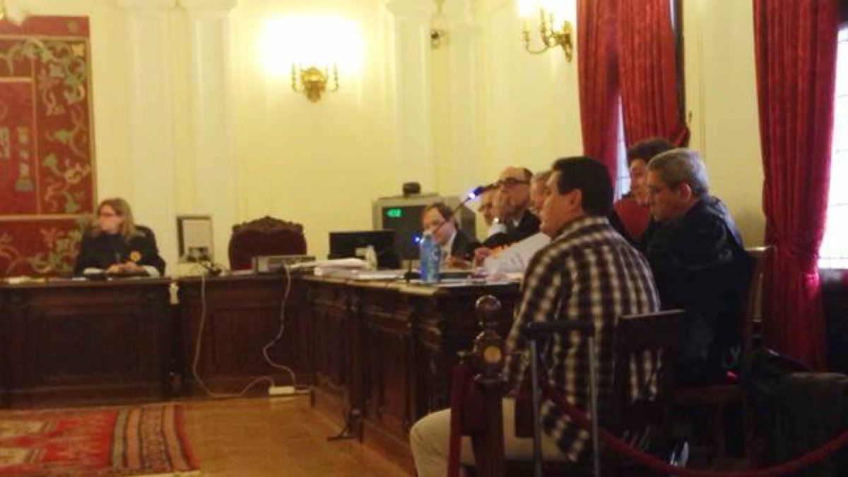 El acusado, durante el juicio, escuchando al primer testigo.