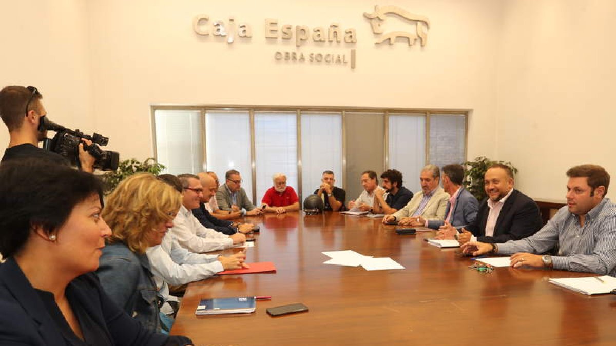 Reunión de ayer de la Mesa de la Energía en la sede de la Caja en Río Selmo, Ponferrada. L. DE LA MATA