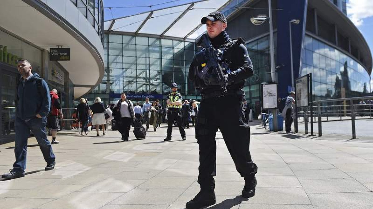 Un agente de policía patrulla el centro de Manchester, en el Reino Unido. ANDY RAIN