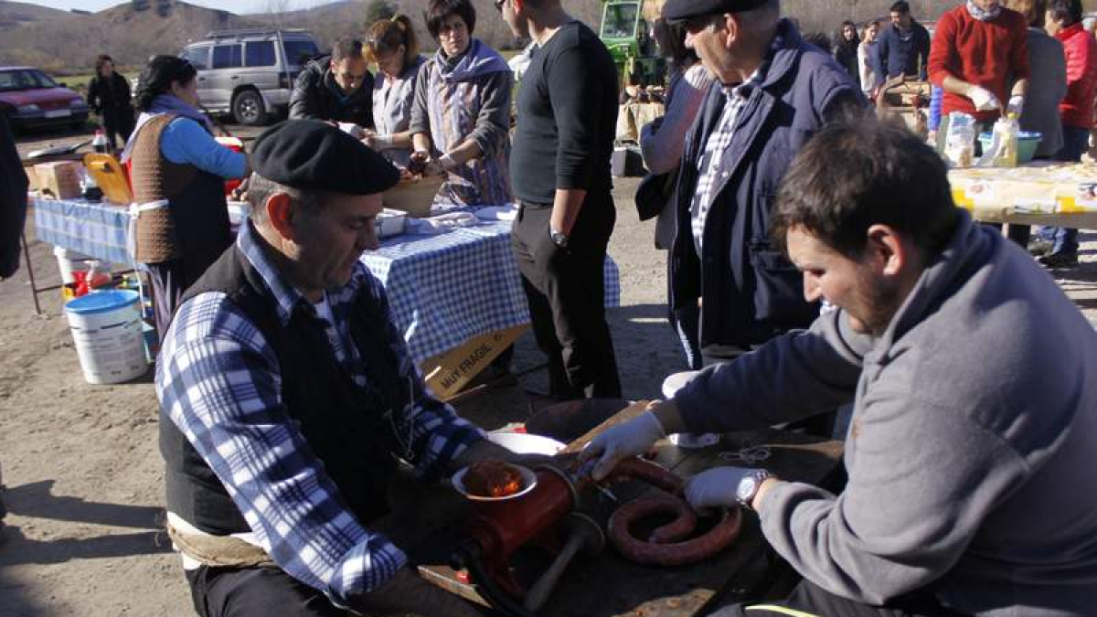 Después del sacrificio del gocho se realizó una demostración en vivo de fabricación de chorizos.