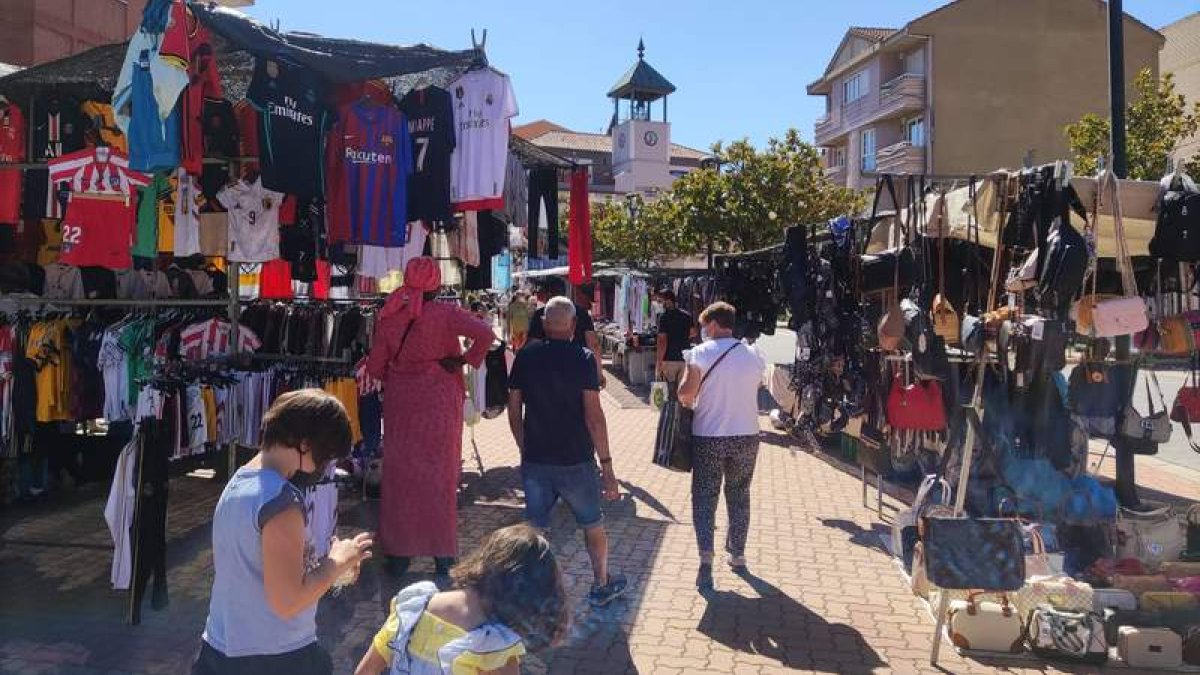 El mercado ya ha recuperado su cifra habitual de puestos con cerca de 80 instalados. DL