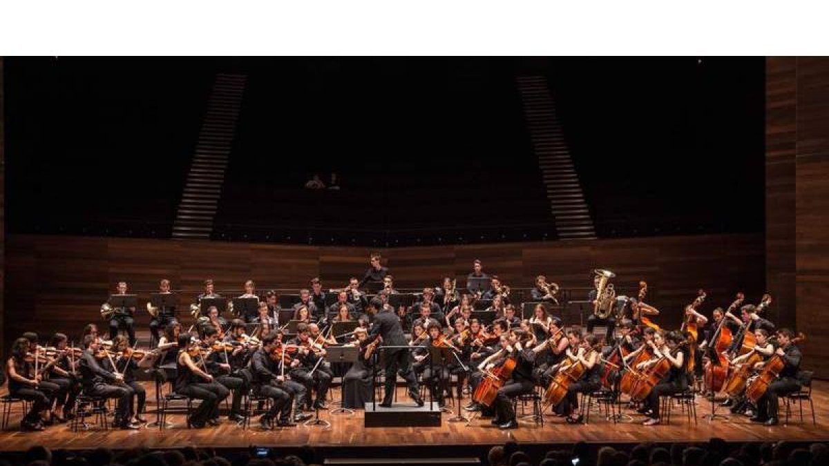 La JOL, compuesta por sesenta y siete jóvenes leoneses durante una de sus actuaciones. MARÍA DIEZ